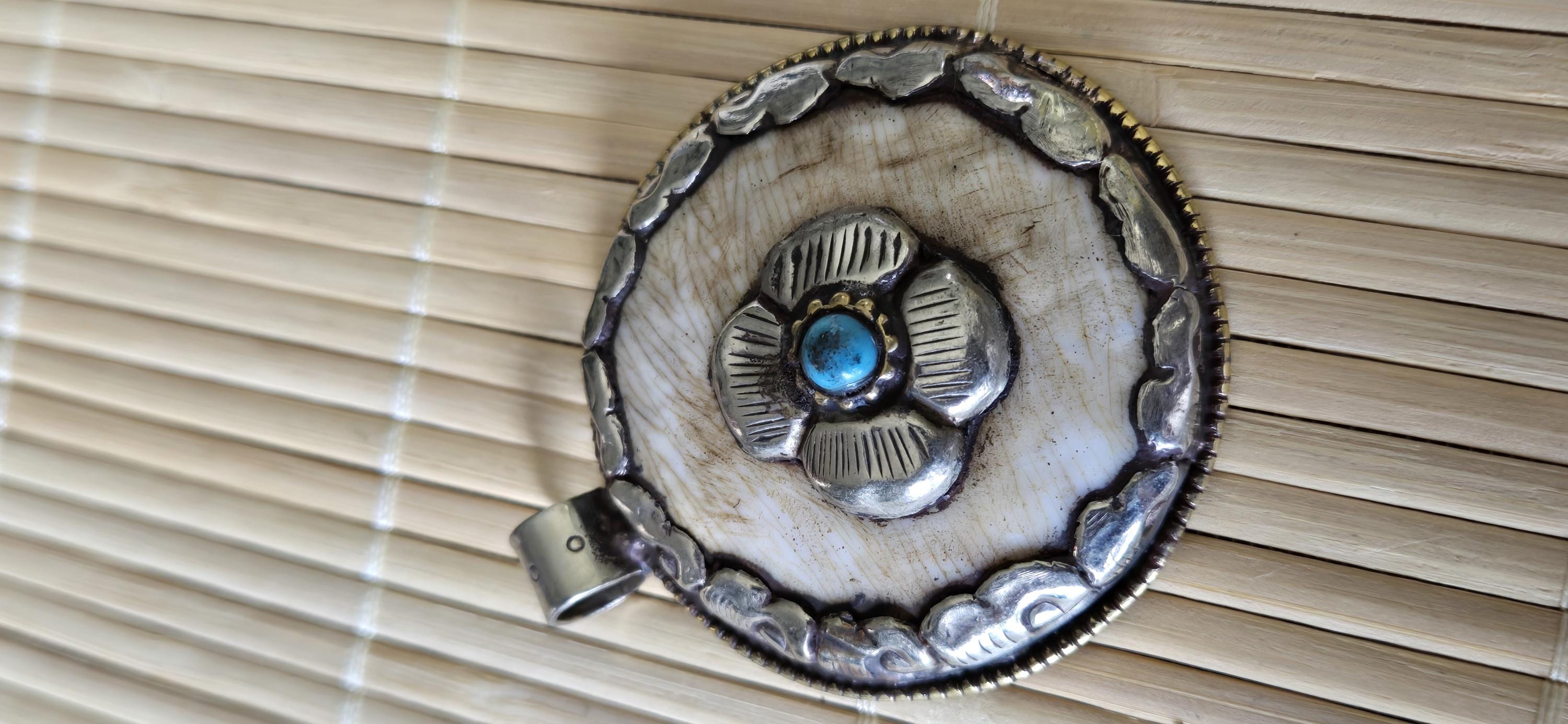 1 pendant - Ethnic Tibetan silver naga conch shell pendant with turquoise inlay and floral deer carving on reverse side - PM587E