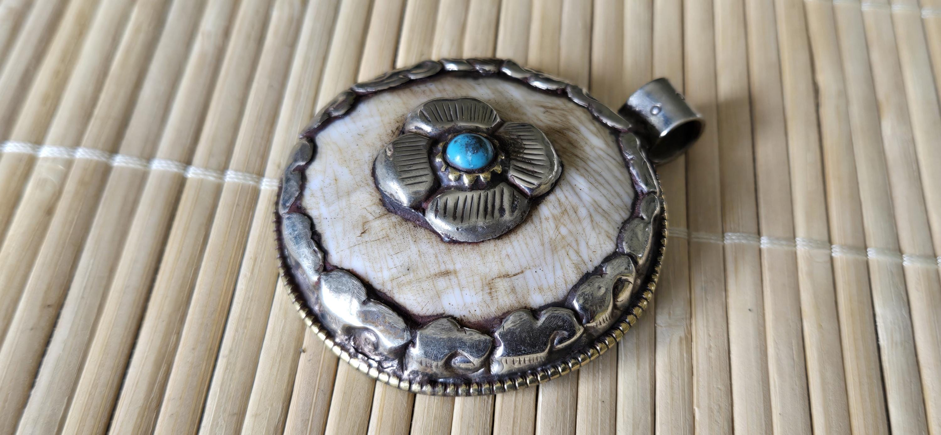 1 pendant - Ethnic Tibetan silver naga conch shell pendant with turquoise inlay and floral deer carving on reverse side - PM587E