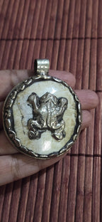 OOAK Ethnic tribal Tibetan naga conch shell Frog pendant reverse side floral design -Nepal PM491C