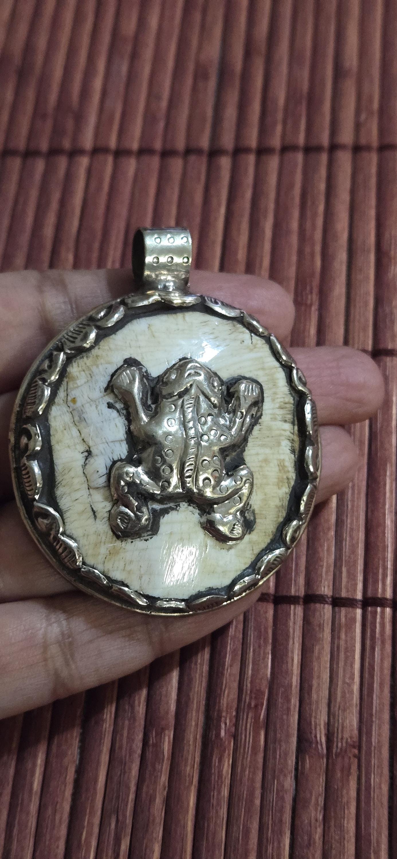 OOAK Ethnic tribal Tibetan naga conch shell Frog pendant reverse side floral design -Nepal PM491C