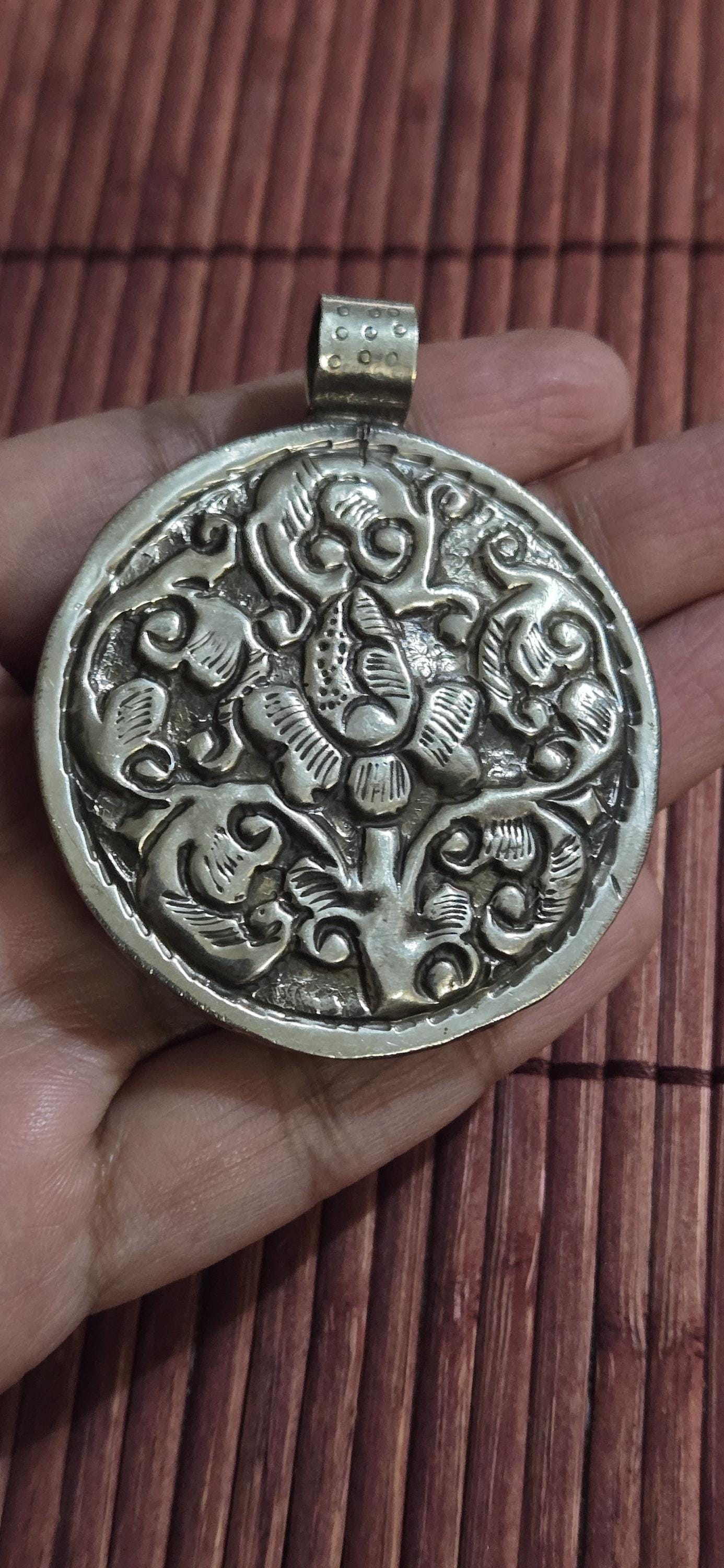 OOAK Ethnic tribal Tibetan naga conch shell Frog pendant reverse side floral design -Nepal PM491C