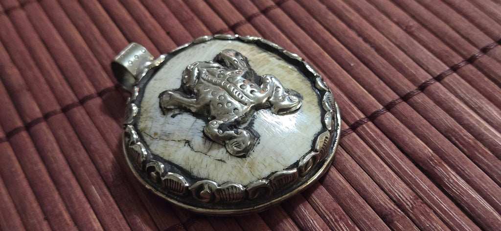 OOAK Ethnic tribal Tibetan naga conch shell Frog pendant reverse side floral design -Nepal PM491C