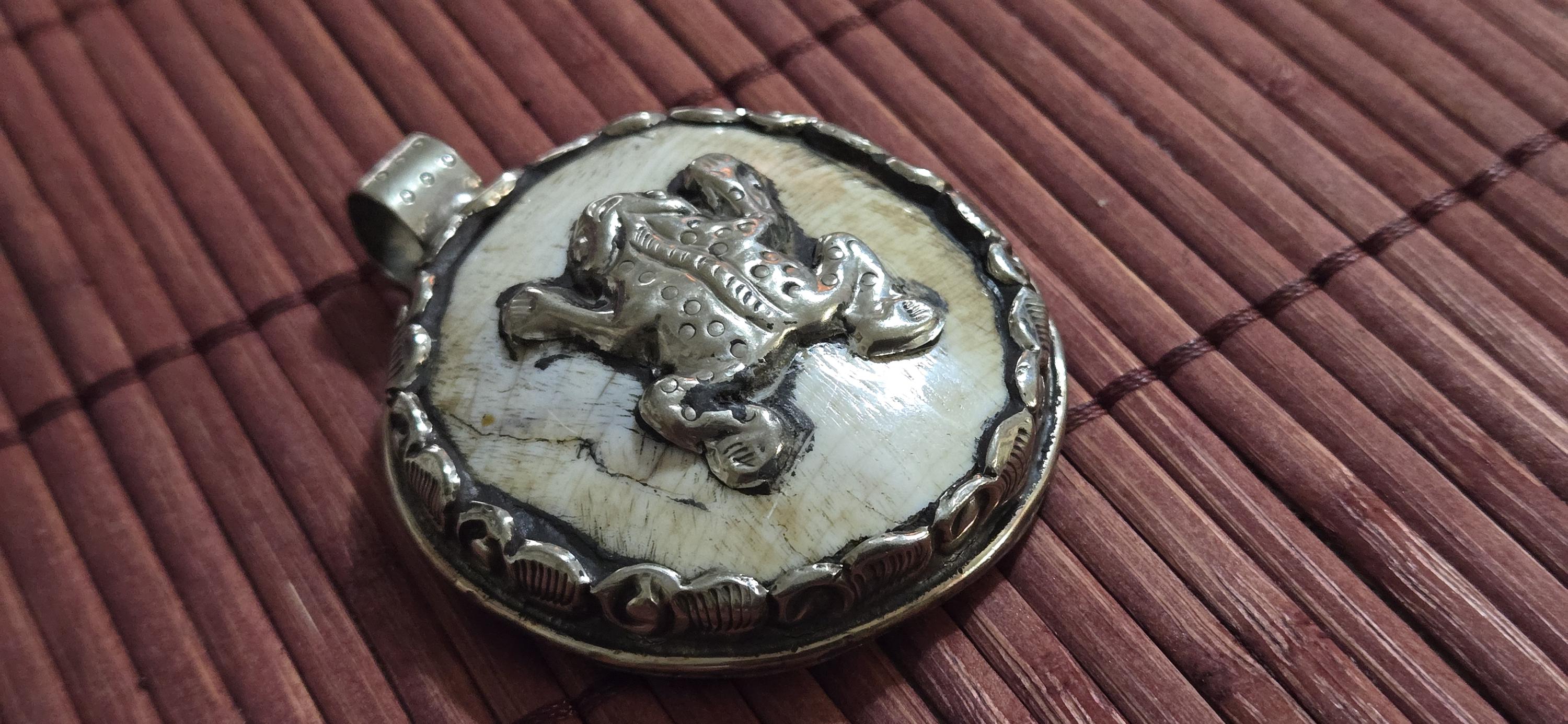 OOAK Ethnic tribal Tibetan naga conch shell Frog pendant reverse side floral design -Nepal PM491C