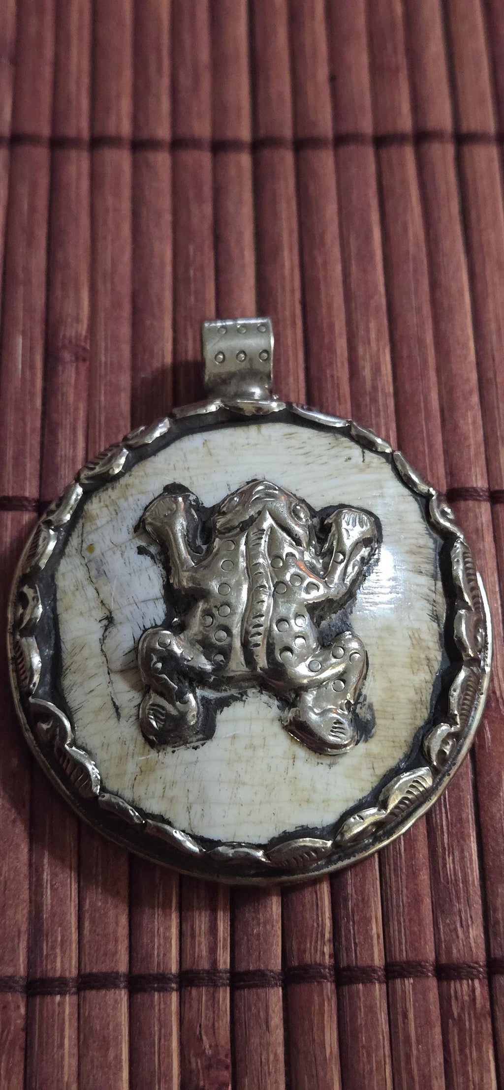 OOAK Ethnic tribal Tibetan naga conch shell Frog pendant reverse side floral design -Nepal PM491C