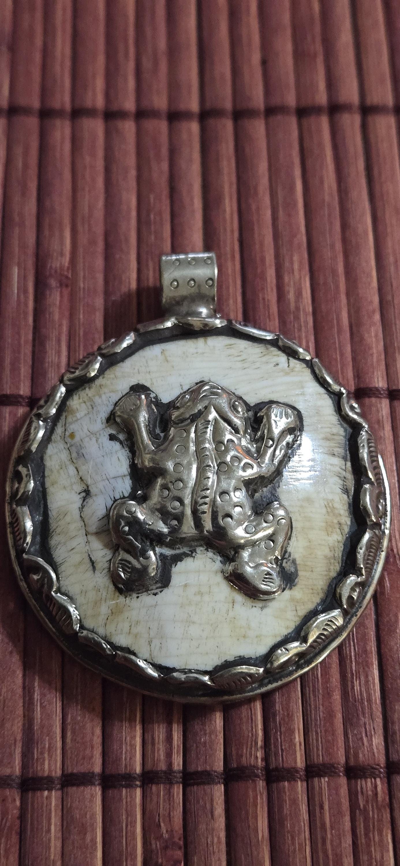 OOAK Ethnic tribal Tibetan naga conch shell Frog pendant reverse side floral design -Nepal PM491C