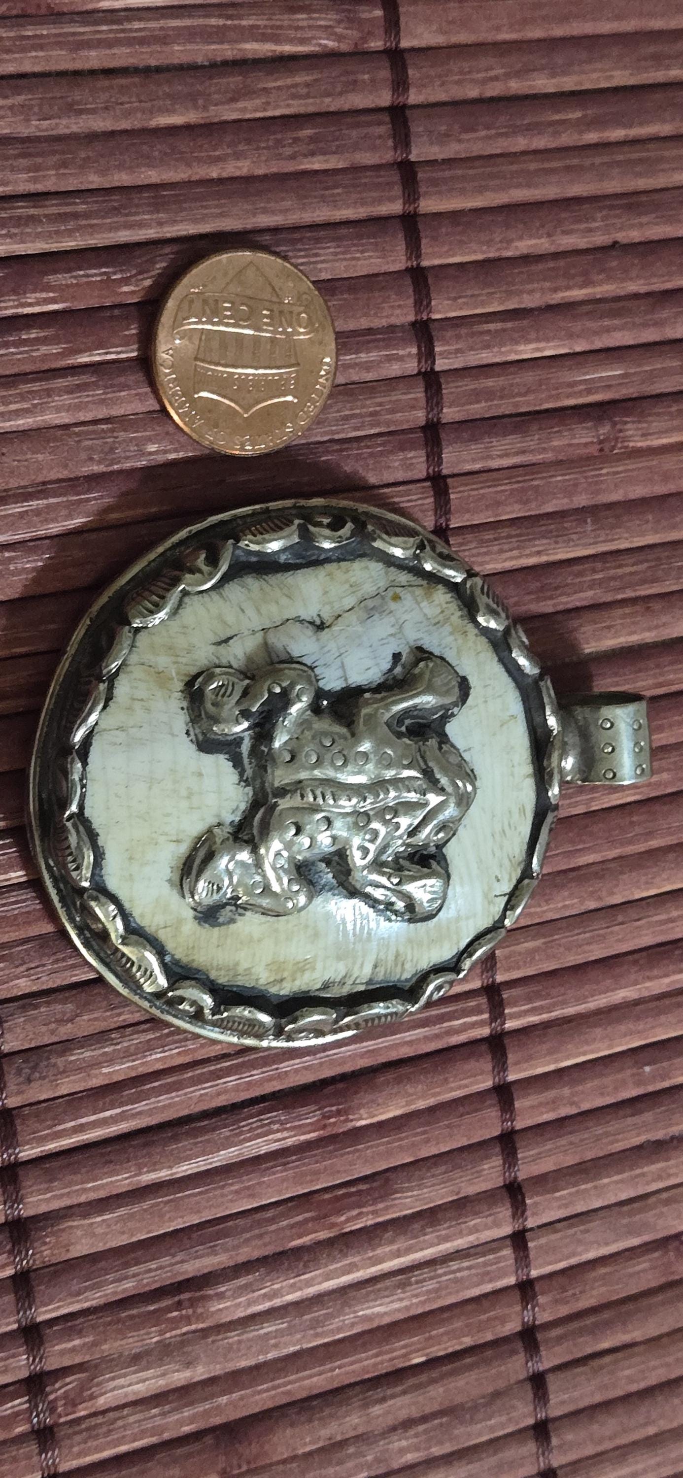 OOAK Ethnic tribal Tibetan naga conch shell Frog pendant reverse side floral design -Nepal PM491C