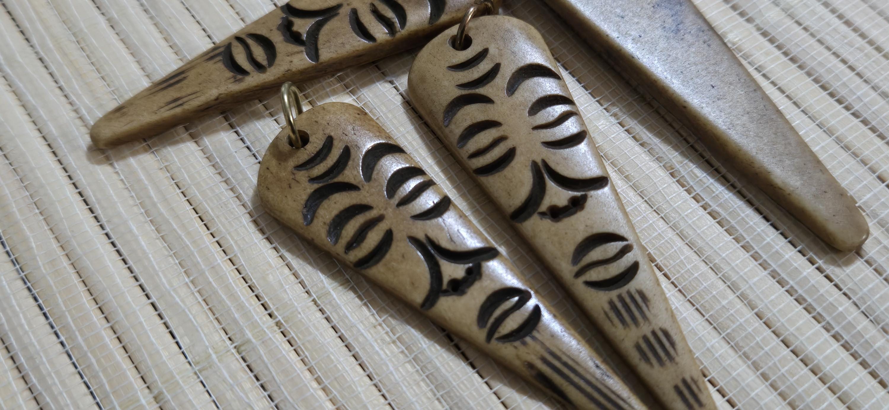 1 pendant - Tribal Face carved cattle bone Pendant – Triangular point face carving from Nepal – PB052C