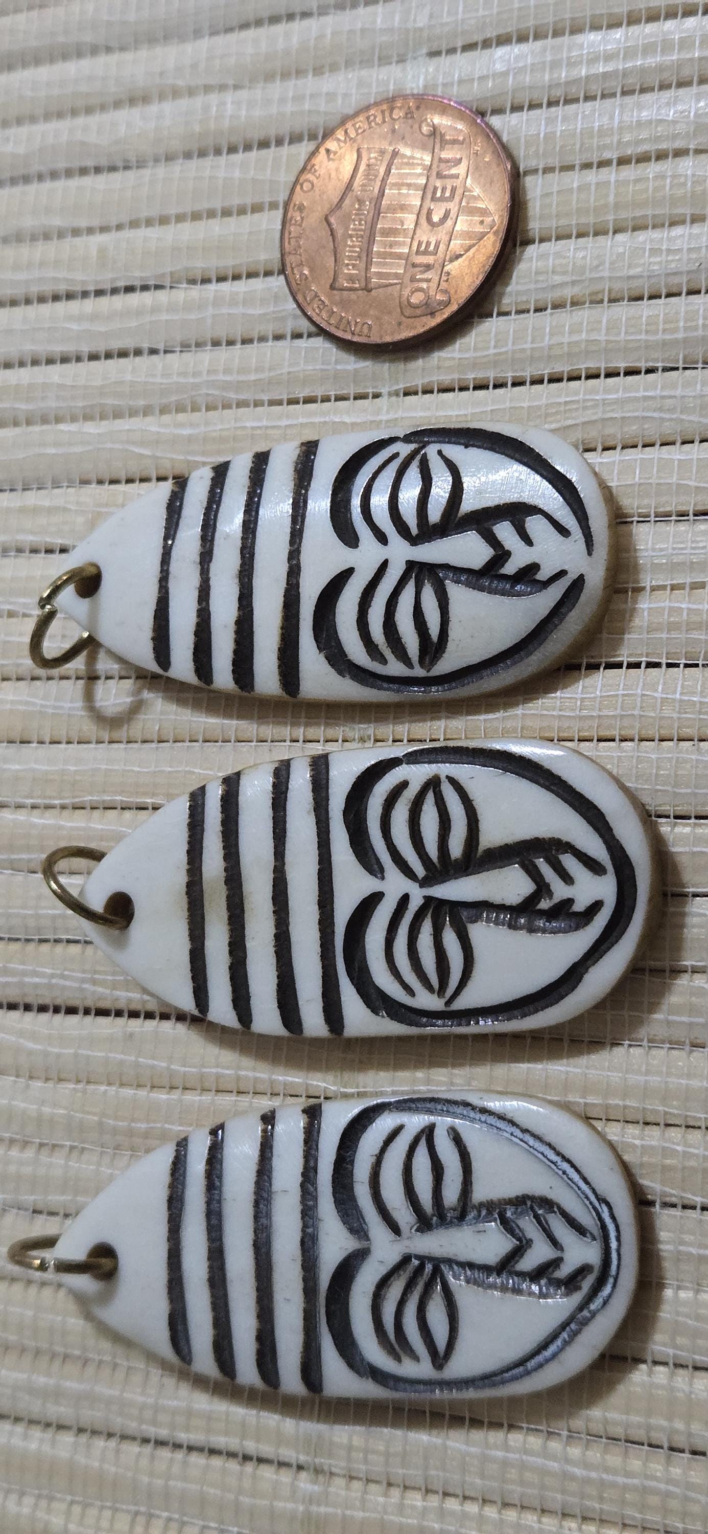 Tibetan carved buddha monk face recycled Cattle Bone pendant - Nepal amulet charm – 1 pendant - PB051C