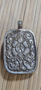 1 Pendant - Large Ethnic Tibetan carved recycled cattle bone frog family design pendant with flower carving on reverse side - PM006L