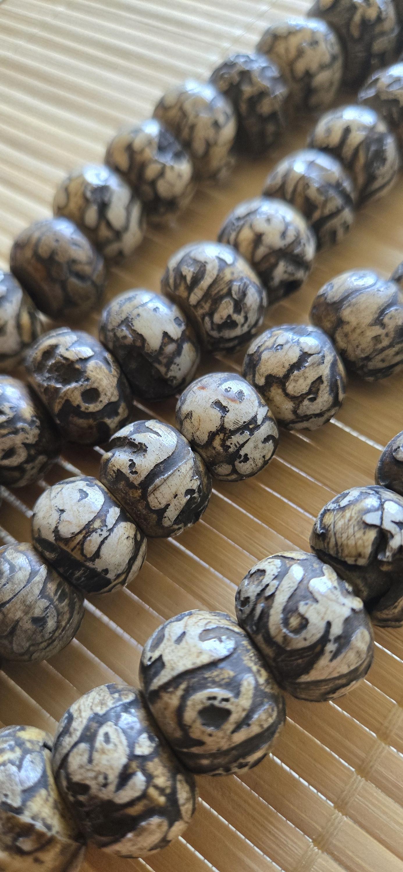 2 Beads-Large size 18 -20 mm Tibetan Om carved old vintage conch chank shell beads Nepal - CH045G