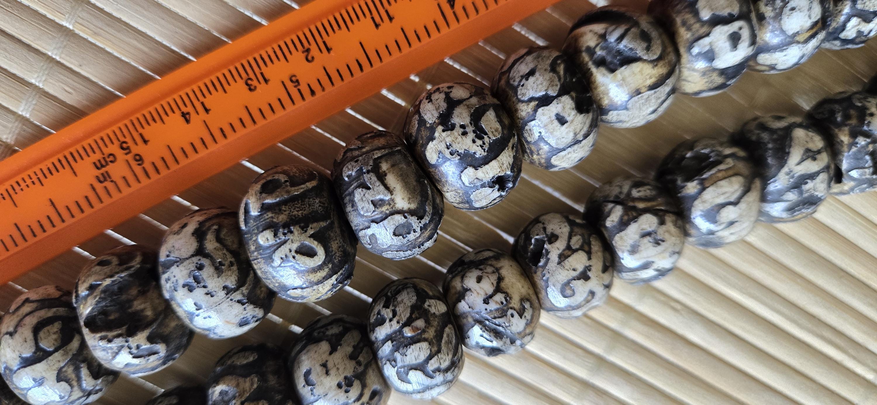 2 Beads-Large size 18 -20 mm Tibetan Om carved old vintage conch chank shell beads Nepal - CH045G