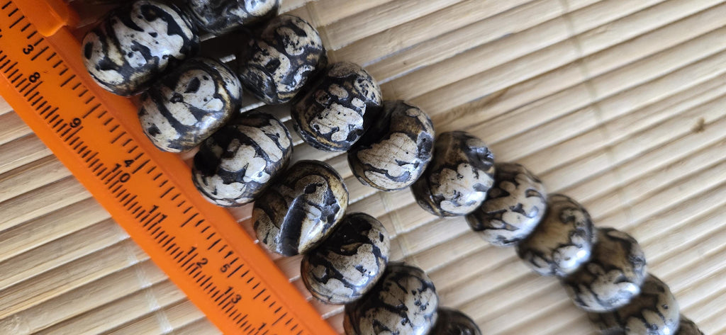 2 Beads-Large size 18 -20 mm Tibetan Om carved old vintage conch chank shell beads Nepal - CH045G