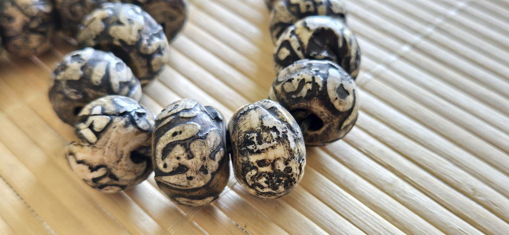 2 Beads-Large size 18 -20 mm Tibetan Om carved old vintage conch chank shell beads Nepal - CH045G