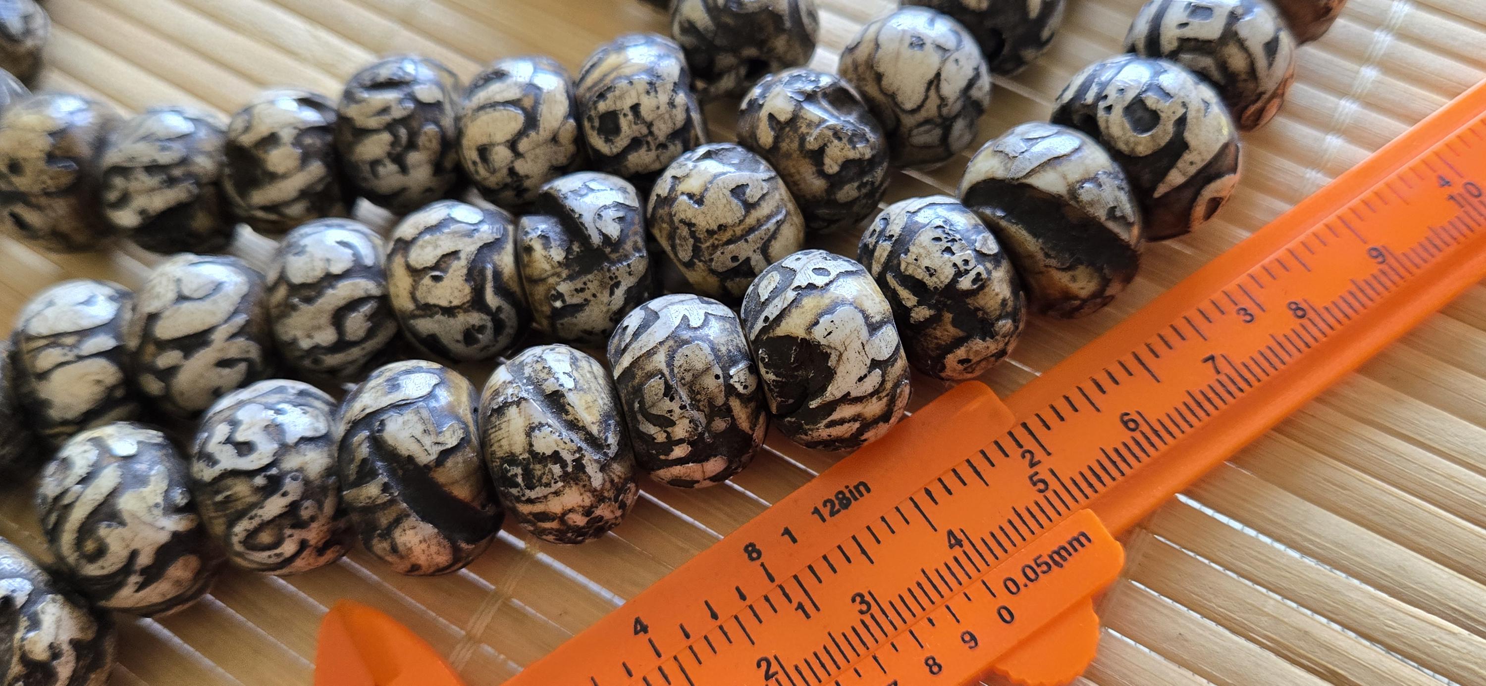 2 Beads-Large size 18 -20 mm Tibetan Om carved old vintage conch chank shell beads Nepal - CH045G