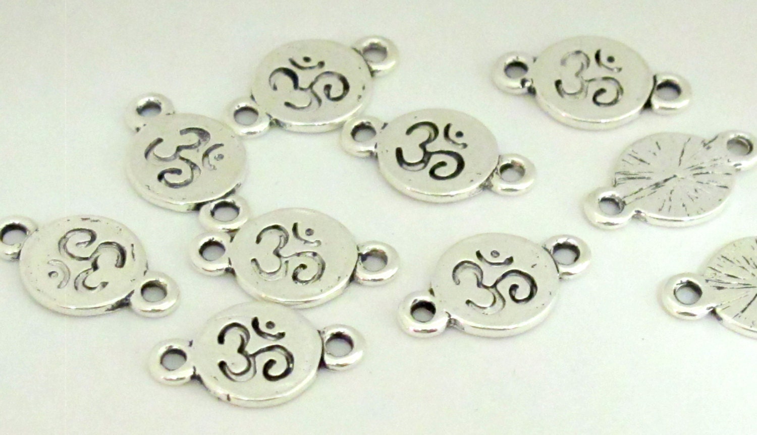 10 charms - Small Silver tone plated yoga meditation sanskrit om charm connectors 10 mm x 17 mm - CM083