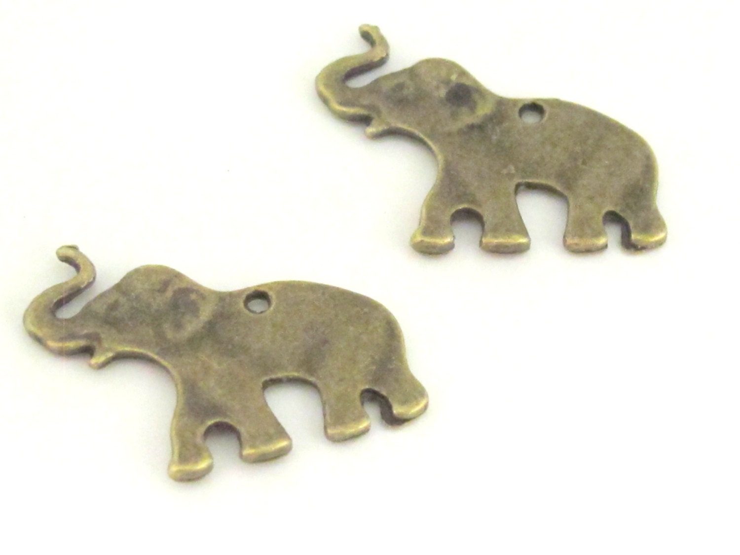 8 pcs - Brass tone elephant shape charms 25 mm x 18 mm - CM084