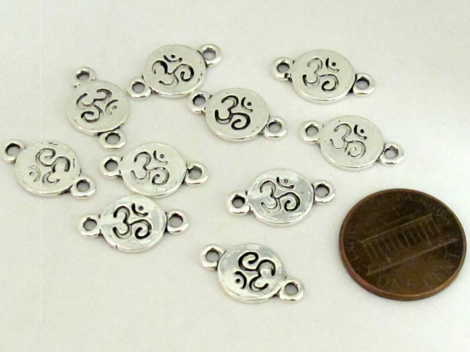 10 charms - Small Silver tone plated yoga meditation sanskrit om charm connectors 10 mm x 17 mm - CM083