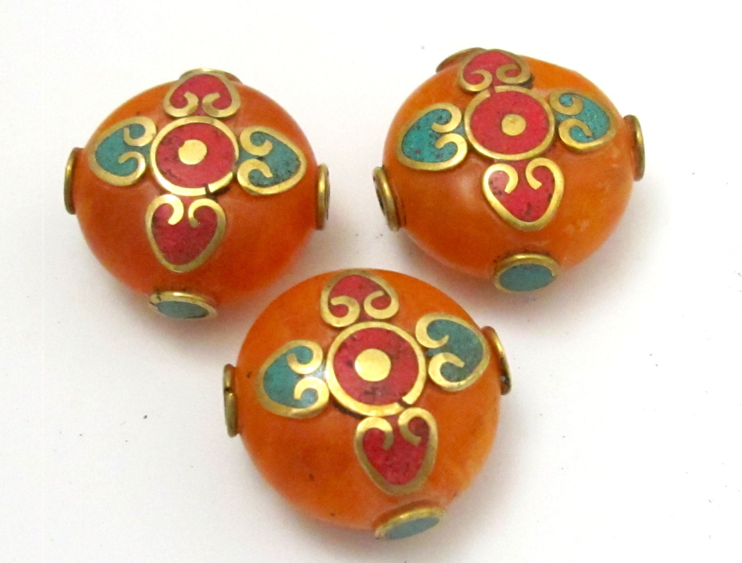 1 BEAD - Round disc honey copal resin beads from Nepal with heart design turquoise coral inlay - BD625B