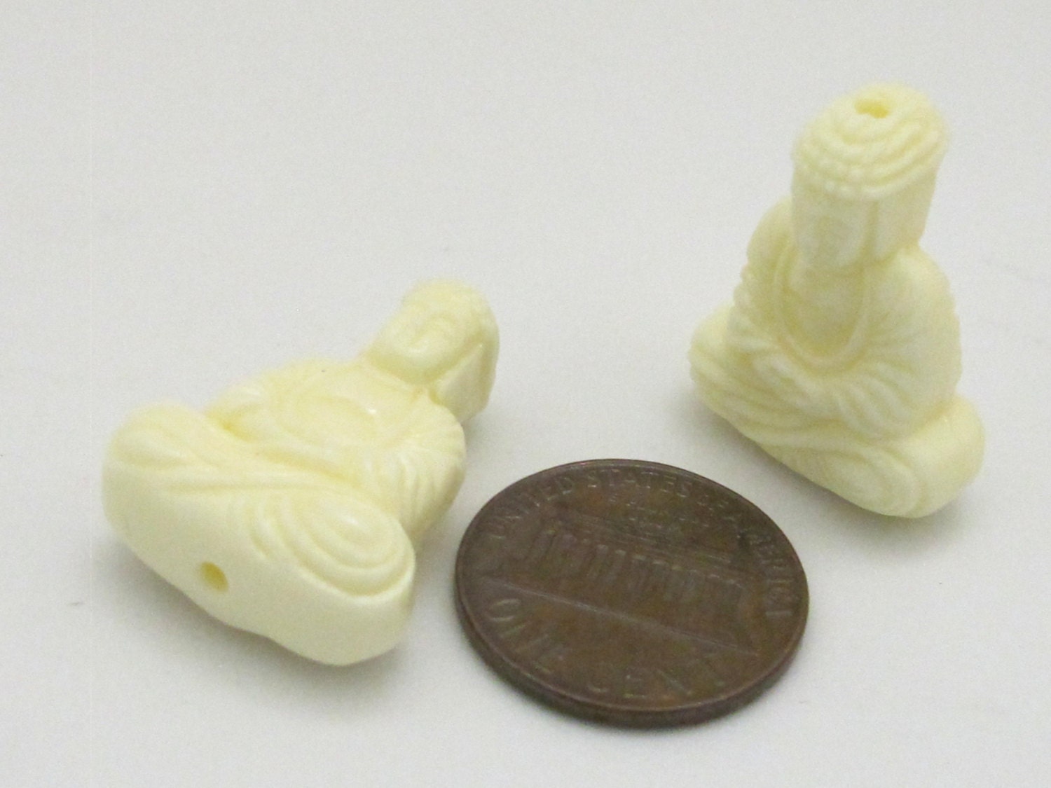 1 BEAD - Light weight Seated meditation yoga posture Buddha resin focal pendant bead - BD638