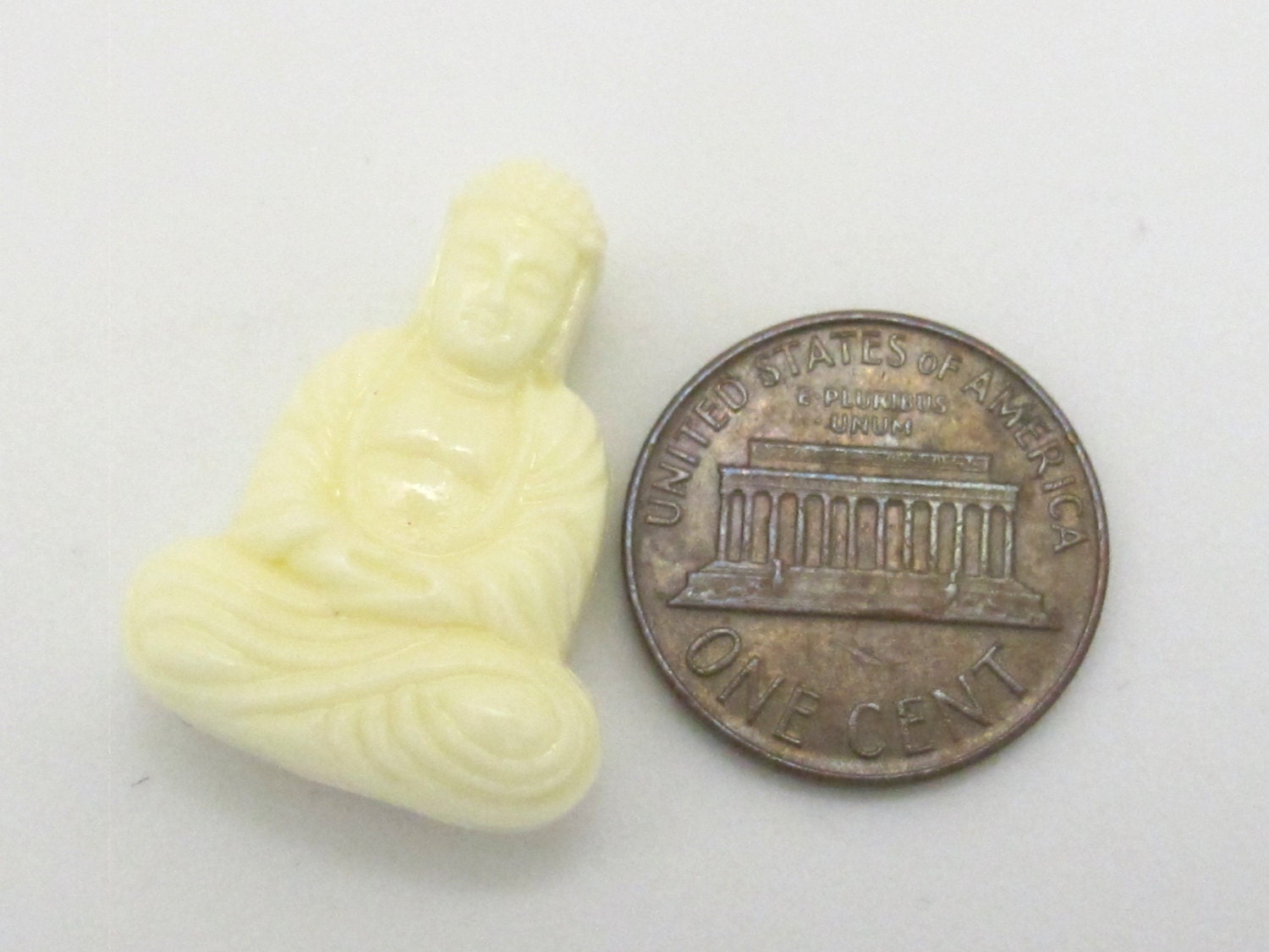1 BEAD - Light weight Seated meditation yoga posture Buddha resin focal pendant bead - BD638