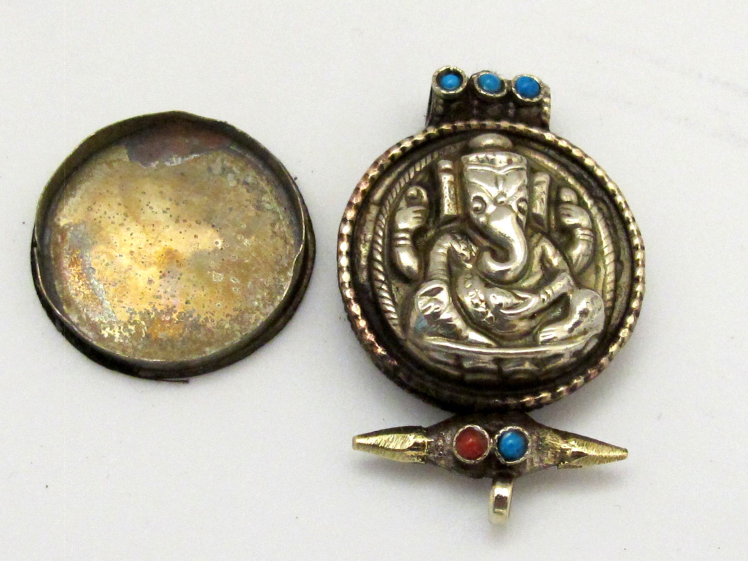 Round shape Ganesha Ghau box pendant from Nepal - PM262A