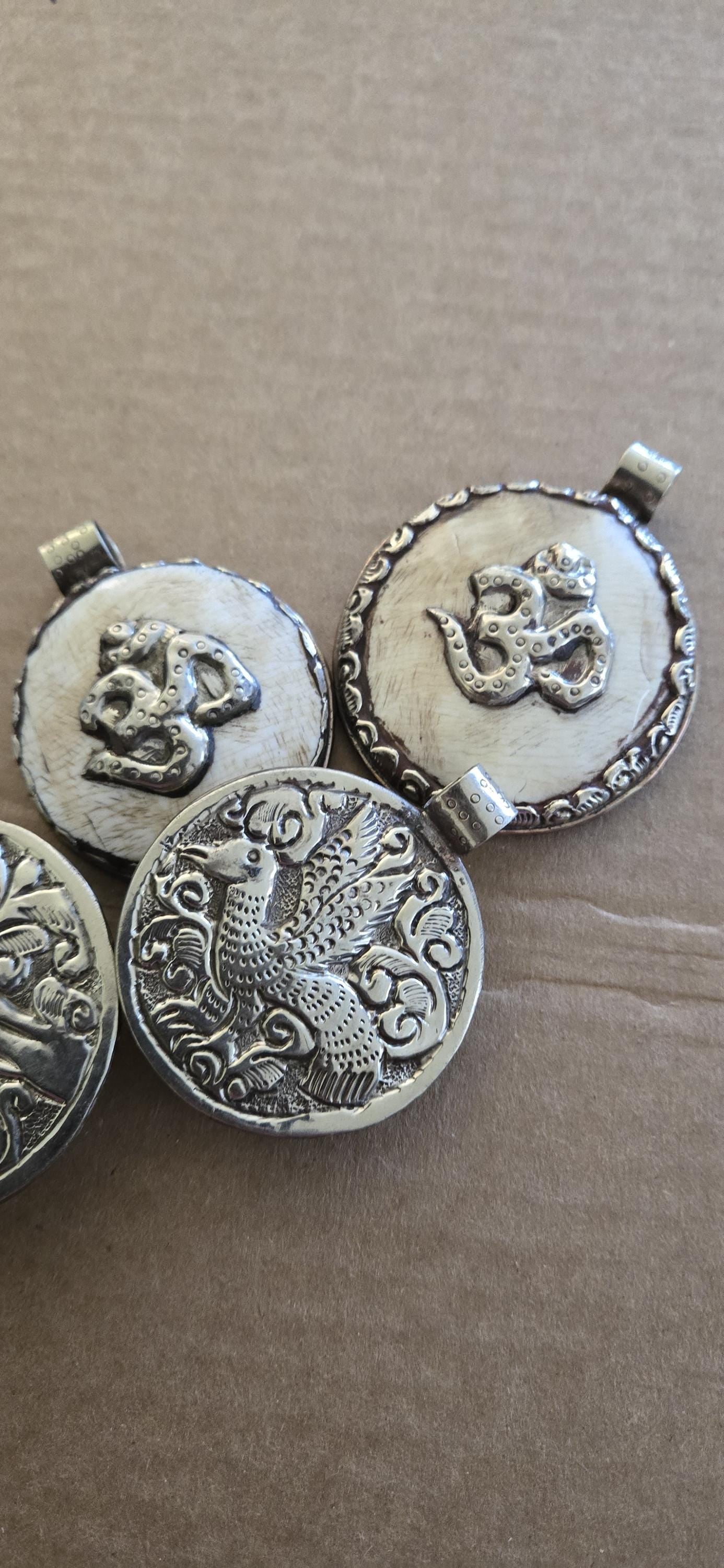 1 Tibetan Conch Shell Pendant with Om – Nepal Tribal Naga Jewelry Amulet – mix Floral Bird Design PM004T