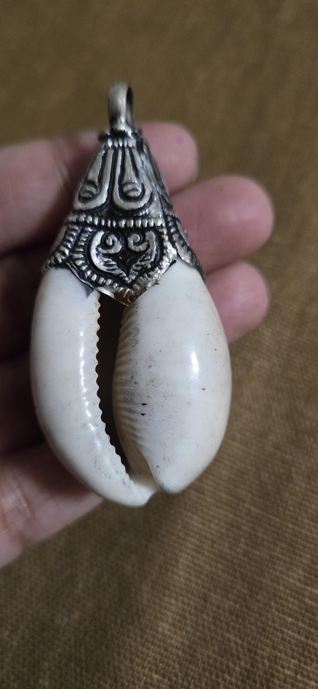 Large Tibetan Silver Capped Cowrie Shell Pendant – Lotus Floral Design – Ethnic Boho Tribal Jewelry Supply – Natural Shell Pendant PM438A5