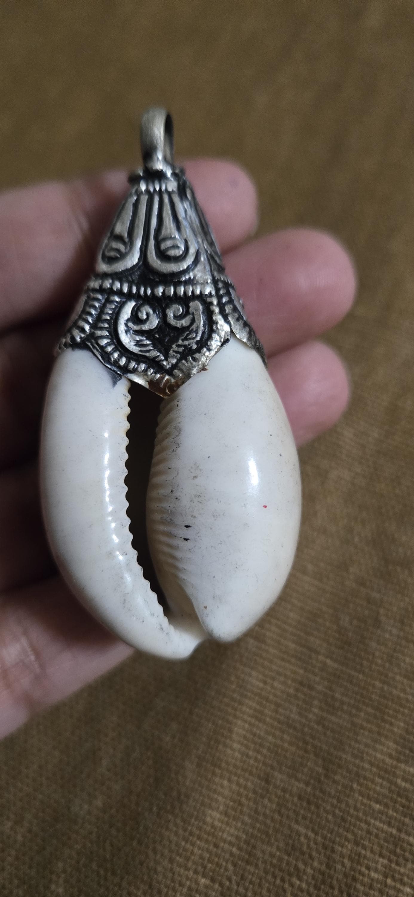 Large Tibetan Silver Capped Cowrie Shell Pendant – Lotus Floral Design – Ethnic Boho Tribal Jewelry Supply – Natural Shell Pendant PM438A5