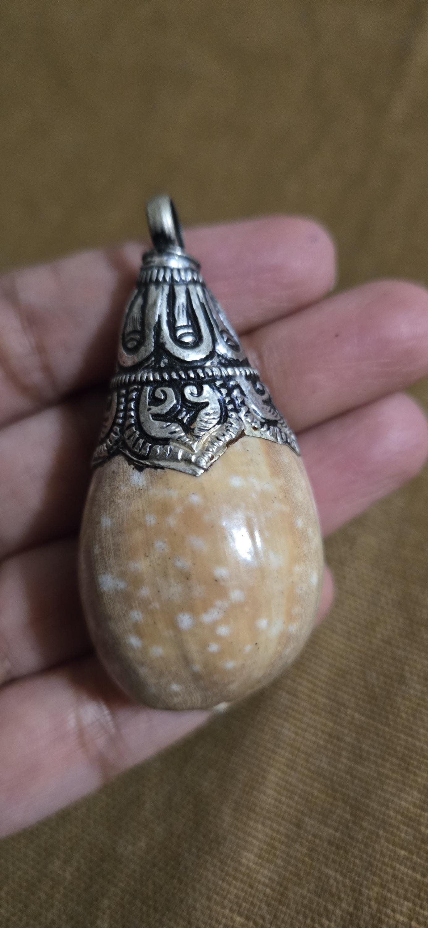 Large Tibetan Silver Capped Cowrie Shell Pendant – Lotus Floral Design – Ethnic Boho Tribal Jewelry Supply – Natural Shell Pendant PM438A5