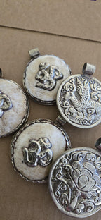 1 Tibetan Conch Shell Pendant with Om – Nepal Tribal Naga Jewelry Amulet – mix Floral Bird Design PM004T