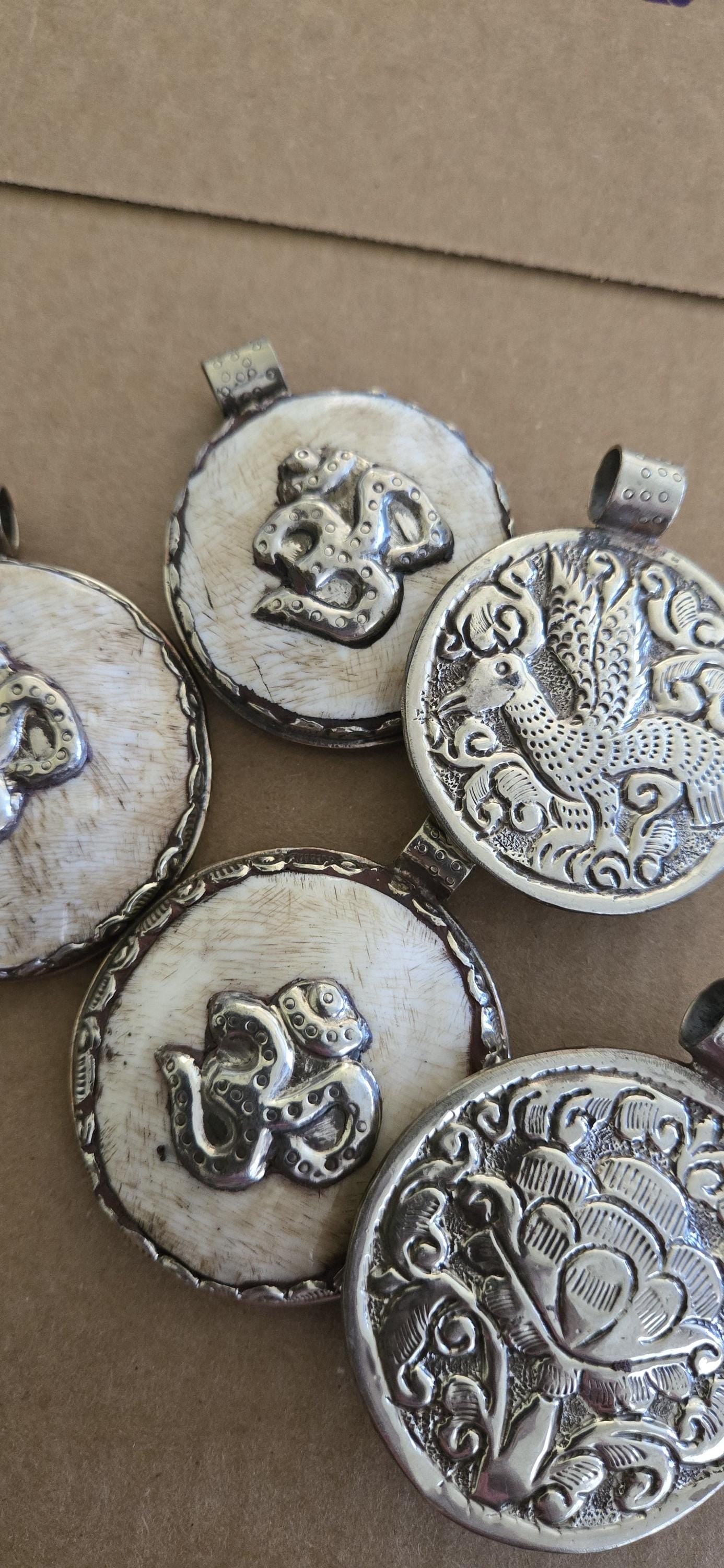 1 Tibetan Conch Shell Pendant with Om – Nepal Tribal Naga Jewelry Amulet – mix Floral Bird Design PM004T