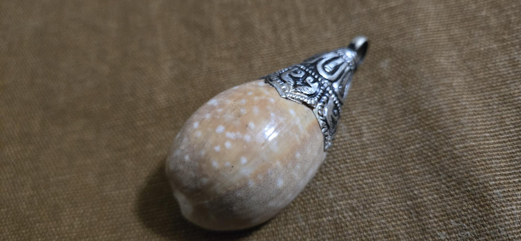 Large Tibetan Silver Capped Cowrie Shell Pendant – Lotus Floral Design – Ethnic Boho Tribal Jewelry Supply – Natural Shell Pendant PM438A5