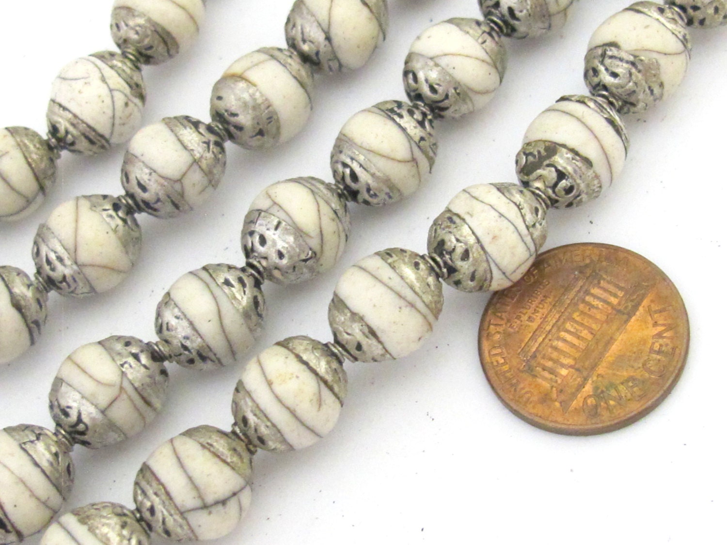 4 BEADS - White crackle resin Tibetan silver floral capped beads - BD680