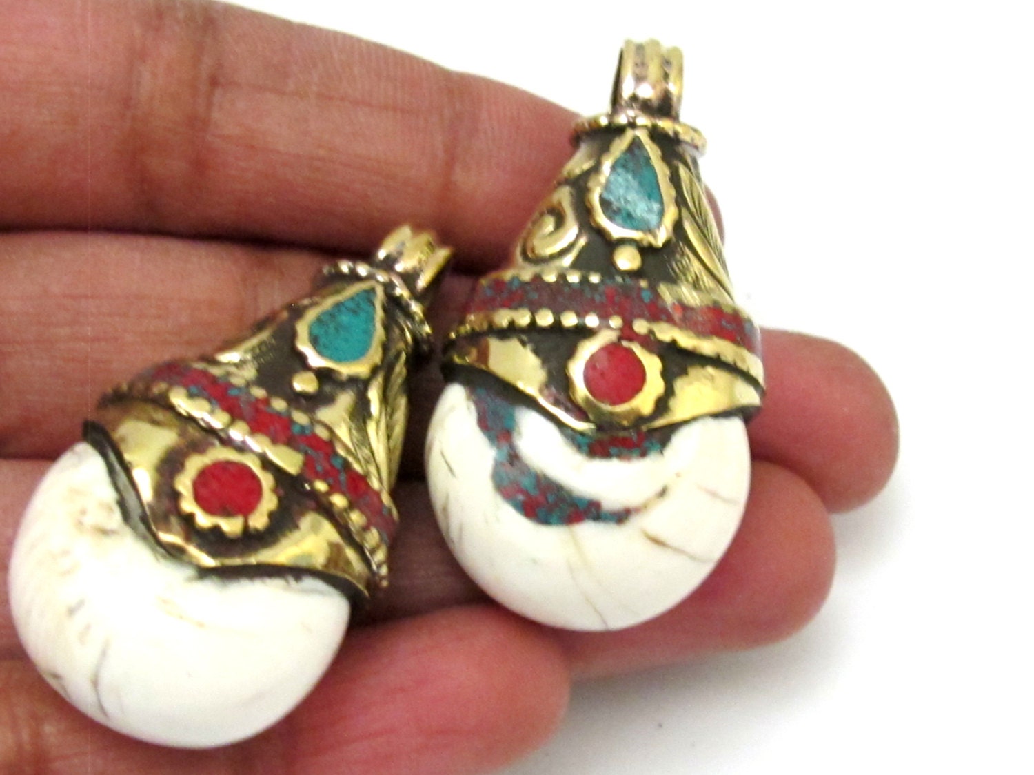 1 Pendant - Tibetan naga conch shell pendant with turquoise coral inlay - PM320
