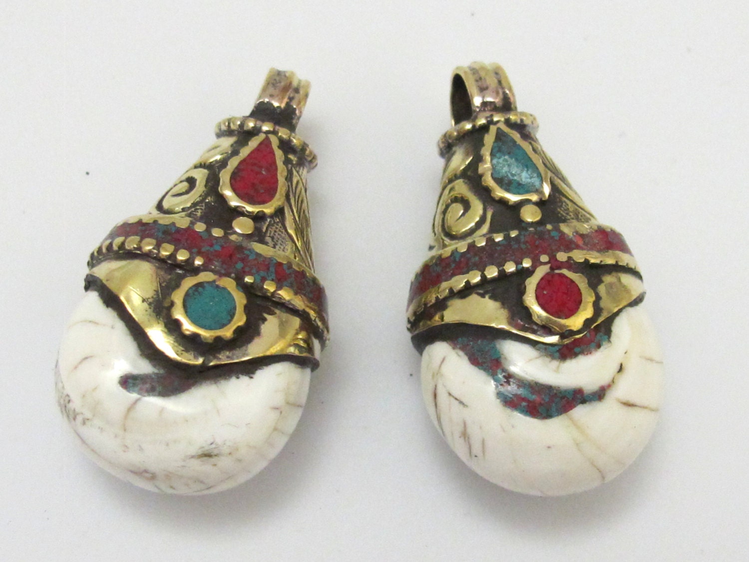 1 Pendant - Tibetan naga conch shell pendant with turquoise coral inlay - PM320