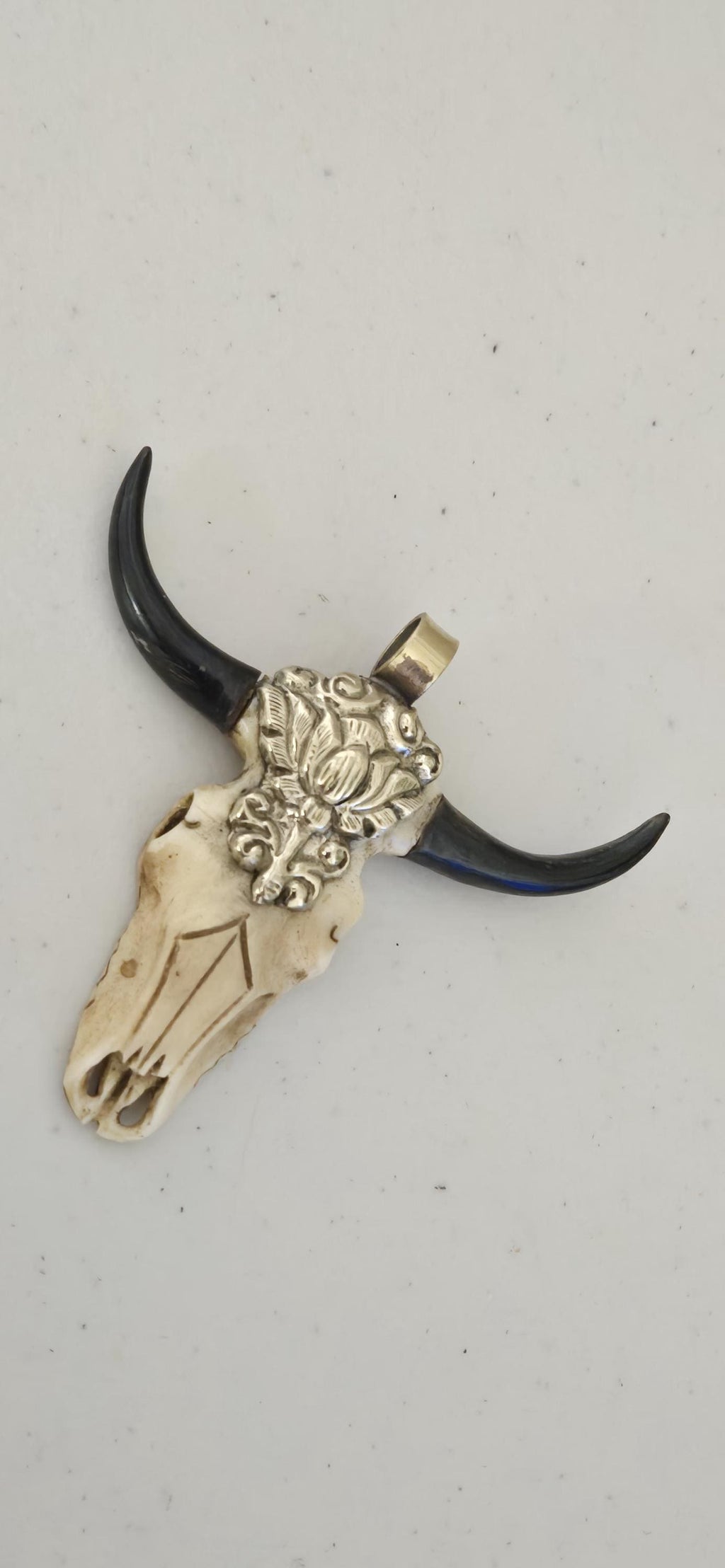 1 Pendant - Large unique gorgeous cattle skull head double horn design recycled cattle bone pendant from Nepal - PB120R