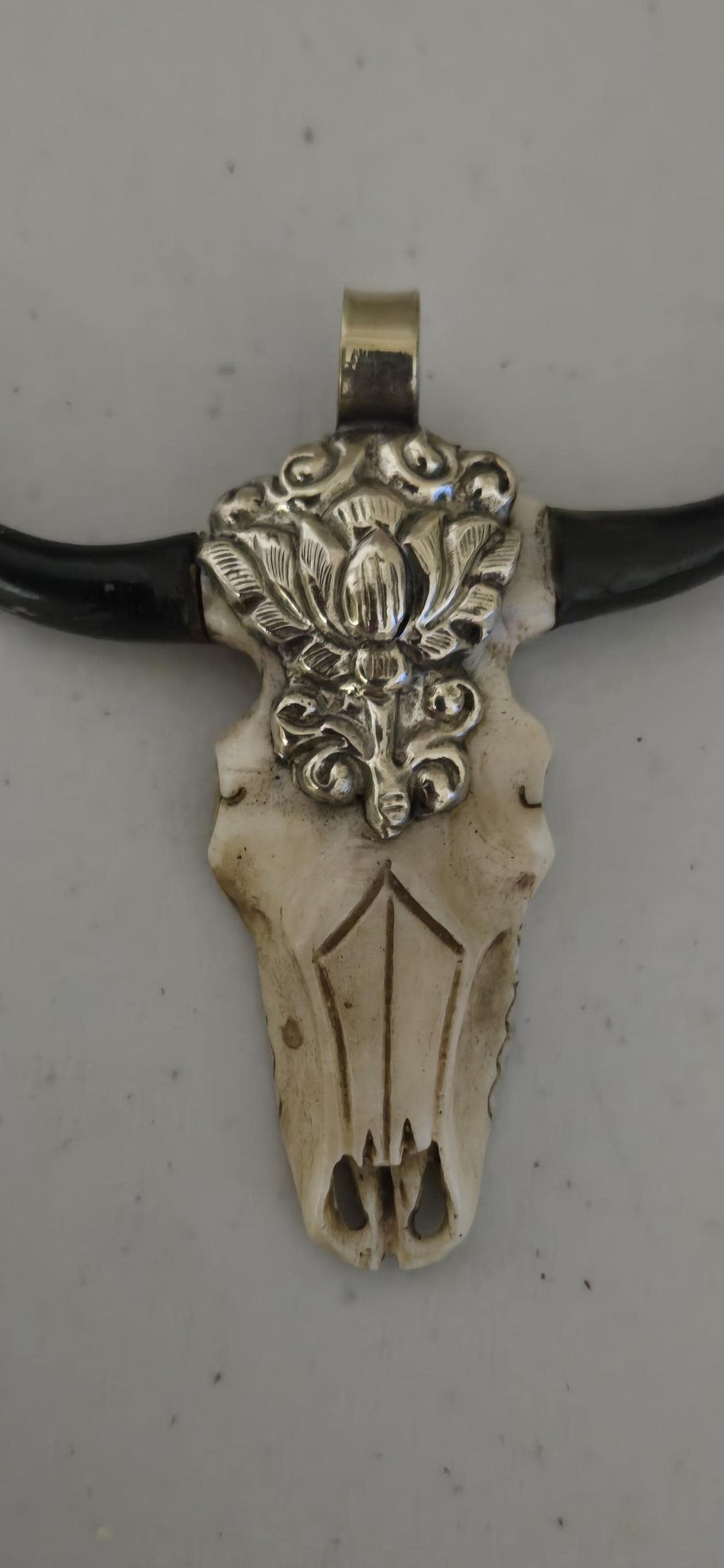 1 Pendant - Large unique gorgeous cattle skull head double horn design recycled cattle bone pendant from Nepal - PB120R