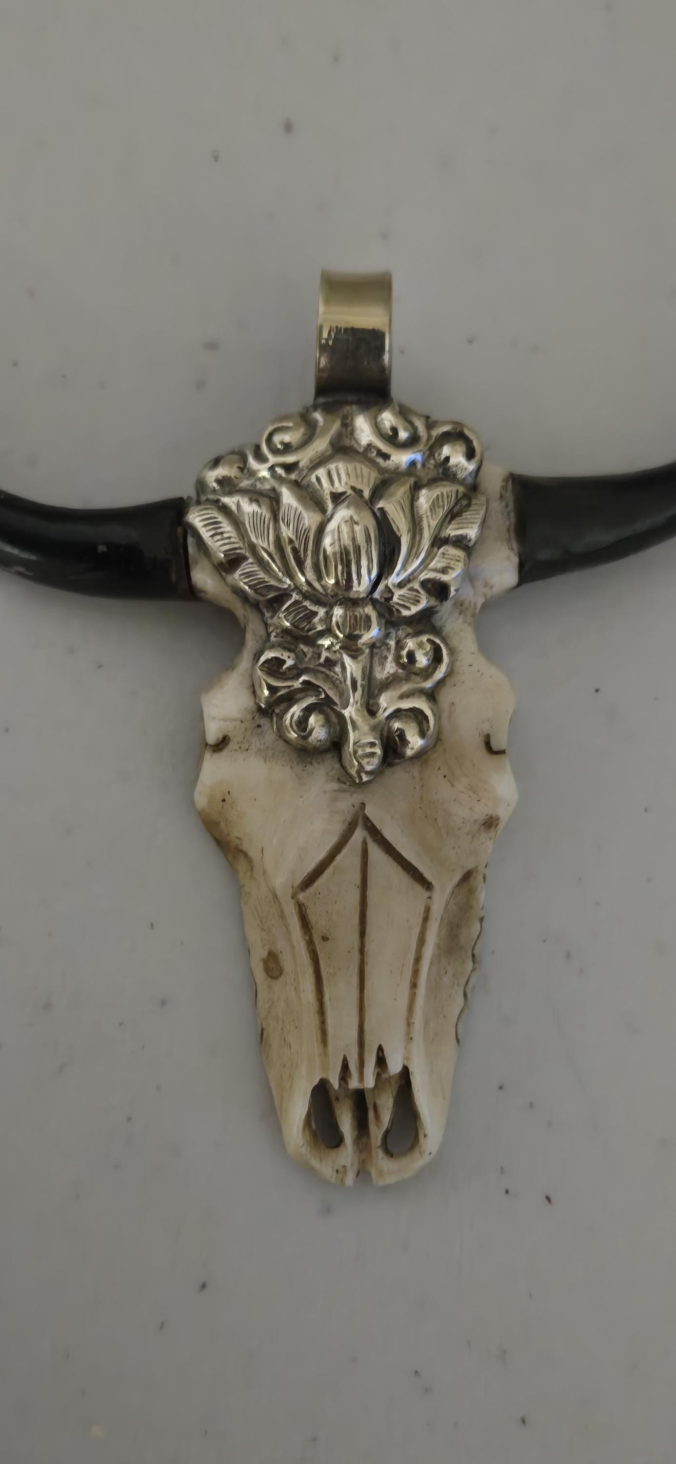 1 Pendant - Large unique gorgeous cattle skull head double horn design recycled cattle bone pendant from Nepal - PB120R