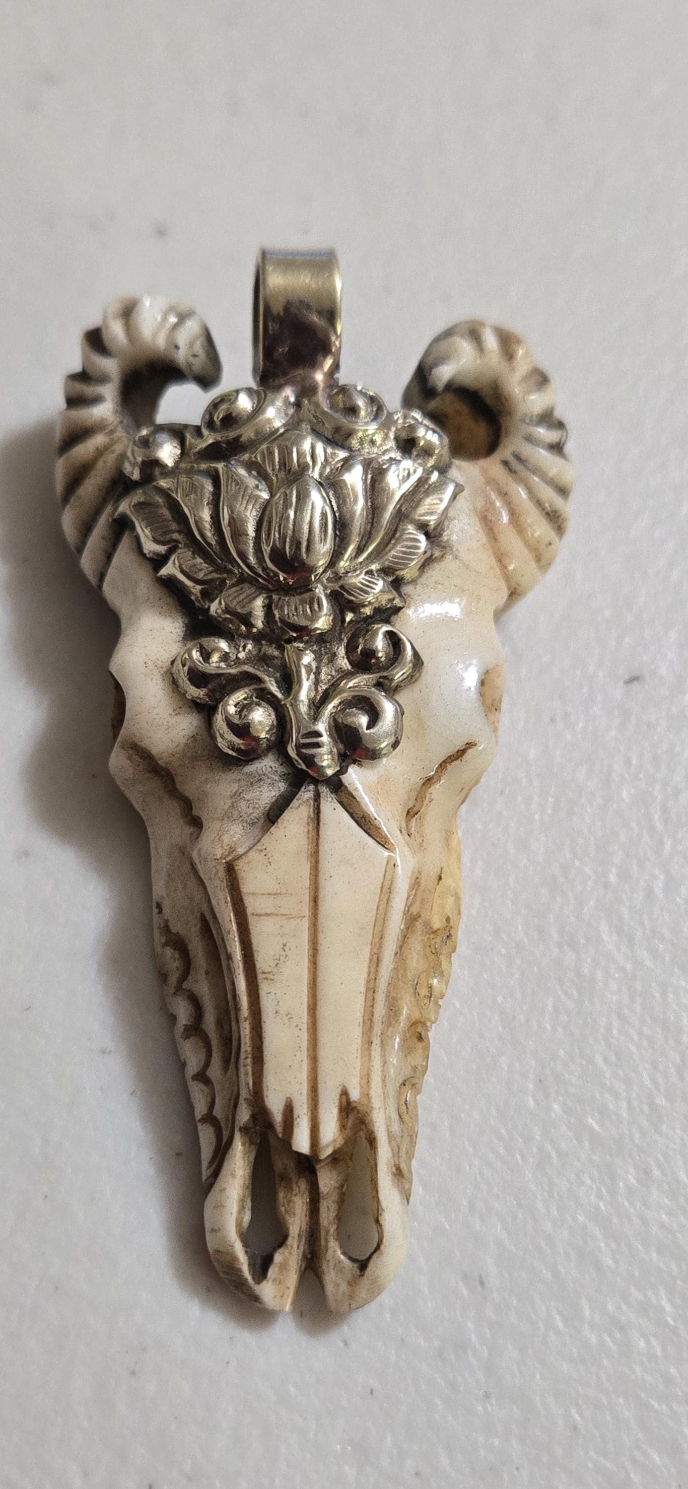 Large size recycled cattle bone bull head design skull shape pendant from Nepal- PB120S