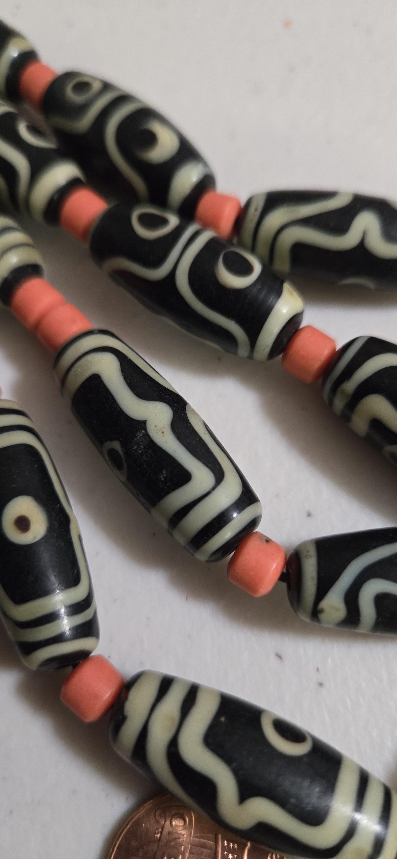 Vintage Tibetan agate beads from Nepal - 1 strand 16 beads - GM035A