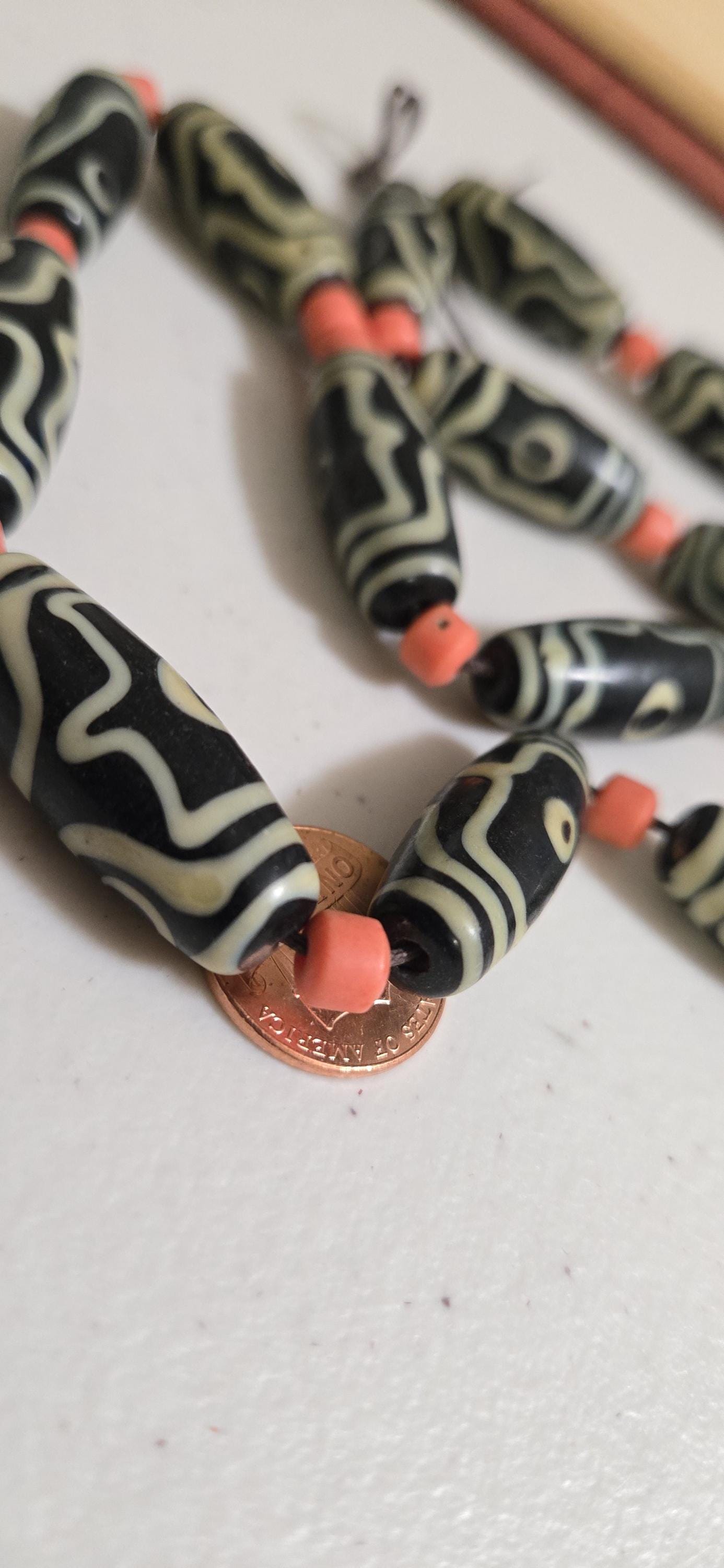 Vintage Tibetan agate beads from Nepal - 1 strand 16 beads - GM035A