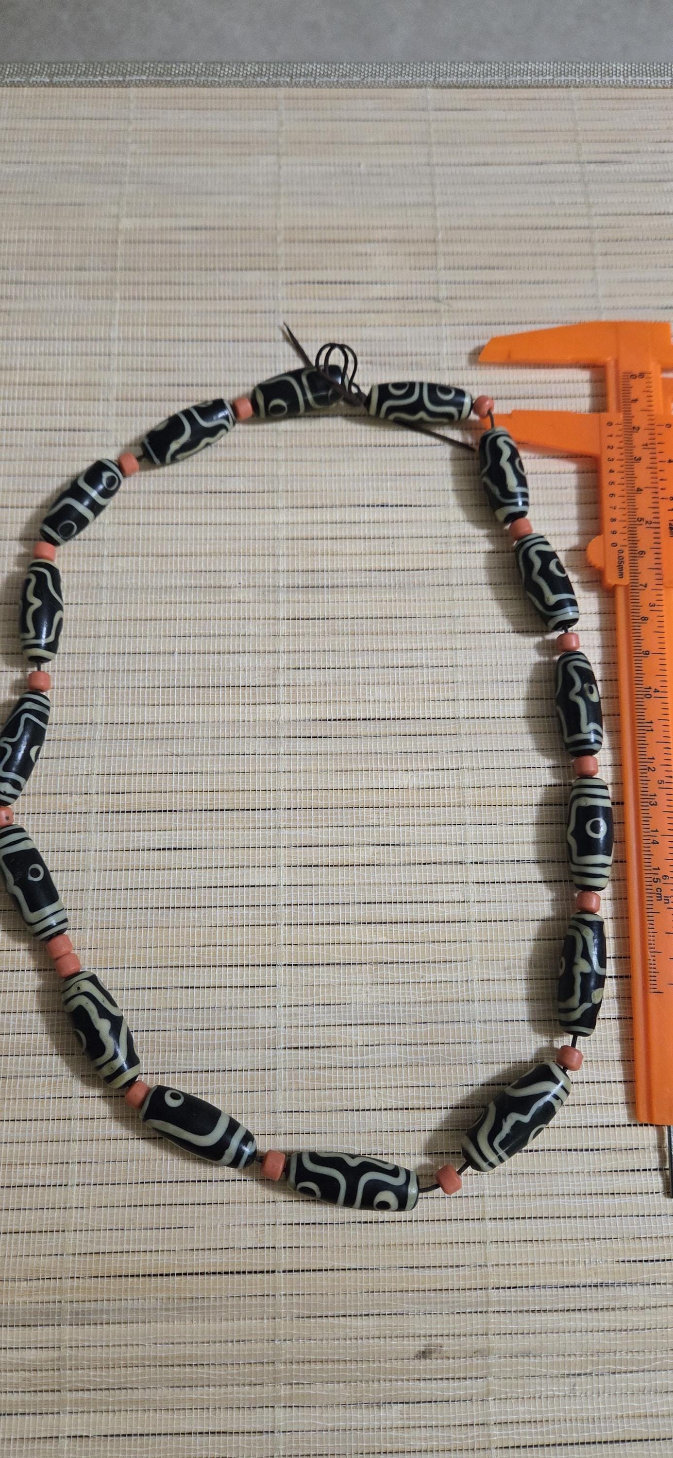 Vintage Tibetan agate beads from Nepal - 1 strand 16 beads - GM035A