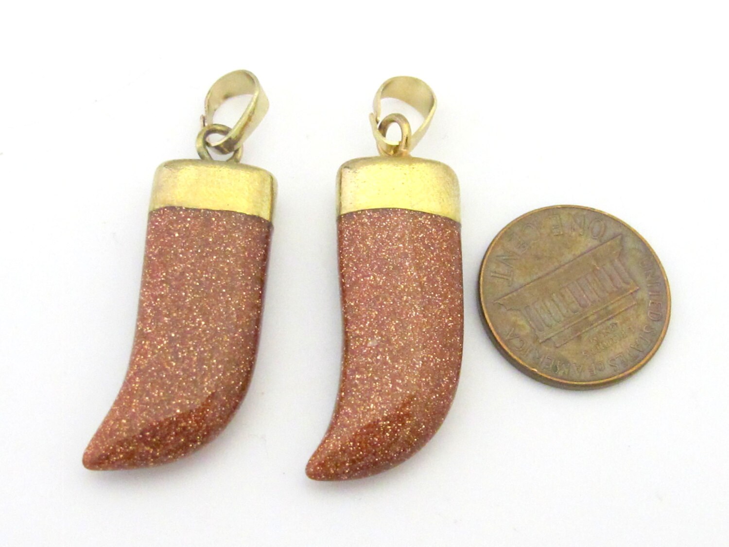 1 Pendant - Beautiful golden sandstone gemstone horn shape pendant with golden bail - PM324E