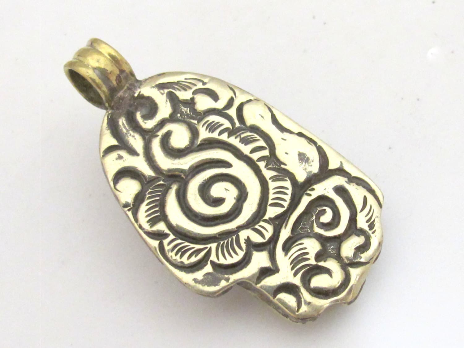 1 Pendant - Tibetan silver Buddha hand detailed repousse pendant with turquoise inlay and reverse floral details - PM339D