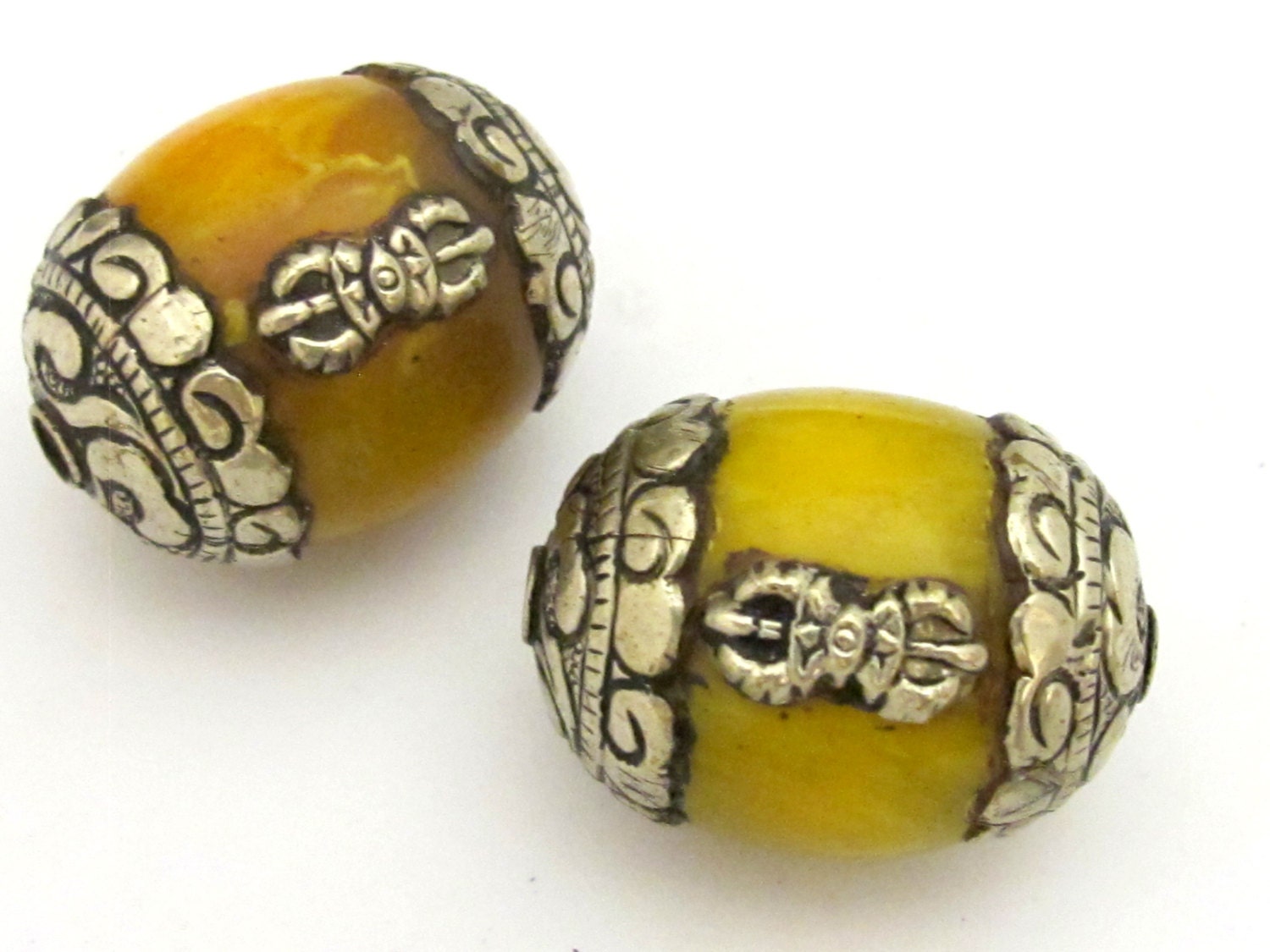 1 bead - Large Tibetan honey copal resin capped bead with tibetan silver dorje vajra symbol - BD723
