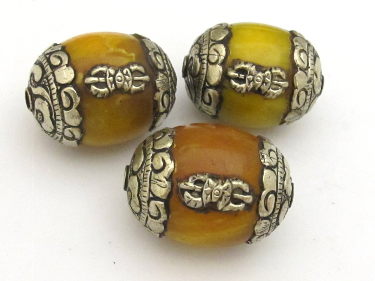 1 bead - Large Tibetan honey copal resin capped bead with tibetan silver dorje vajra symbol - BD723