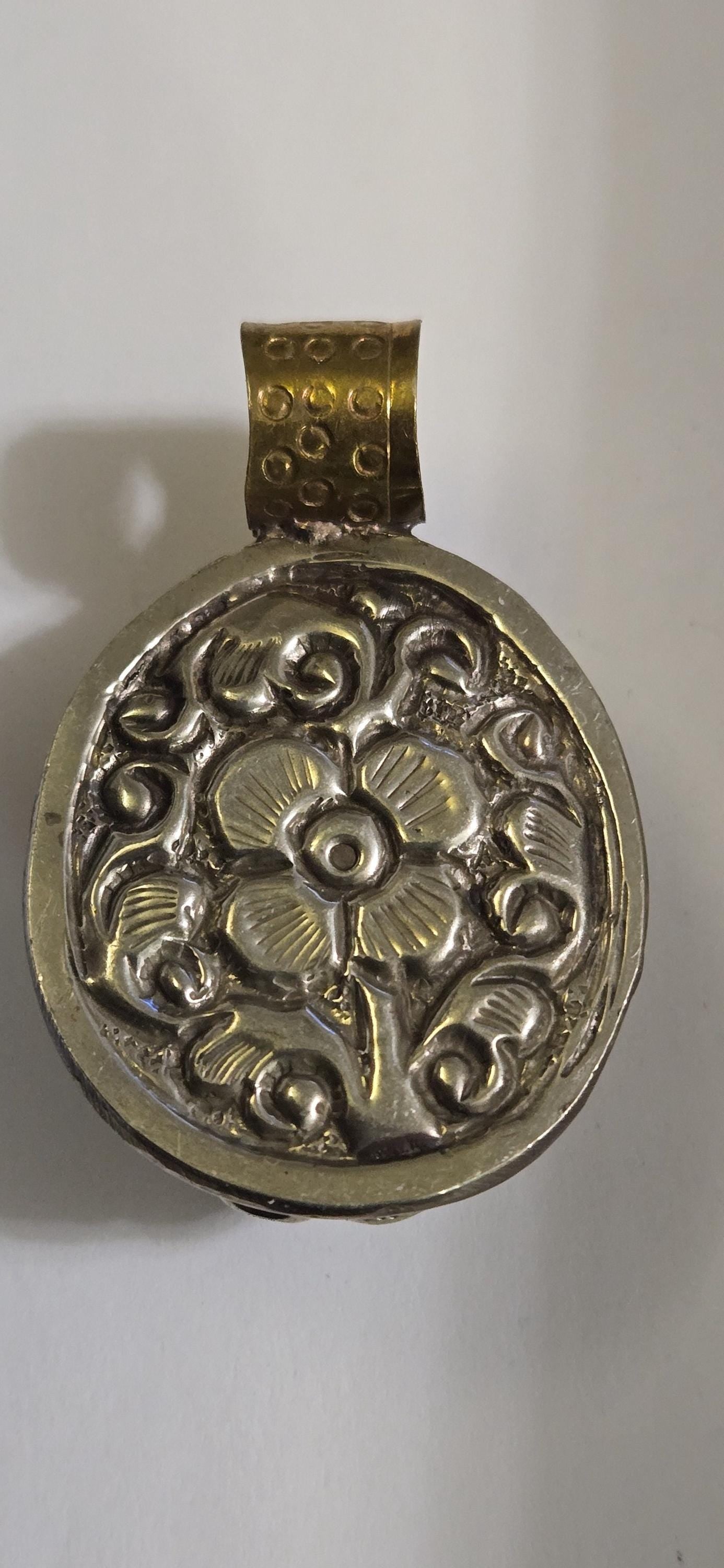 1 Pendant - Unique Nepalese carved grooved carnelian agate gemstone tibetan pendant with floral carving reverse side - PM456G