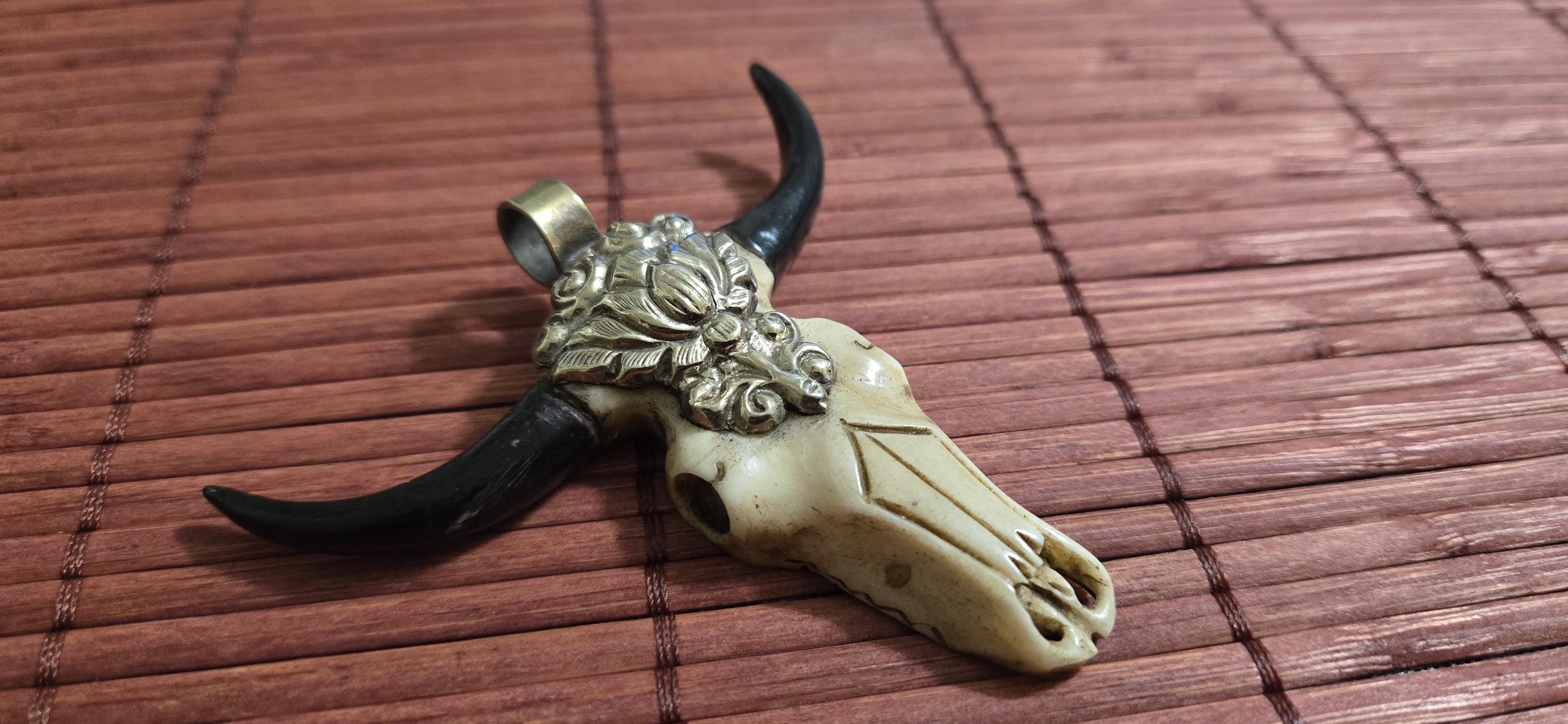 1 Pendant - Large unique gorgeous cattle skull head double horn design recycled cattle bone pendant from Nepal - PB120R
