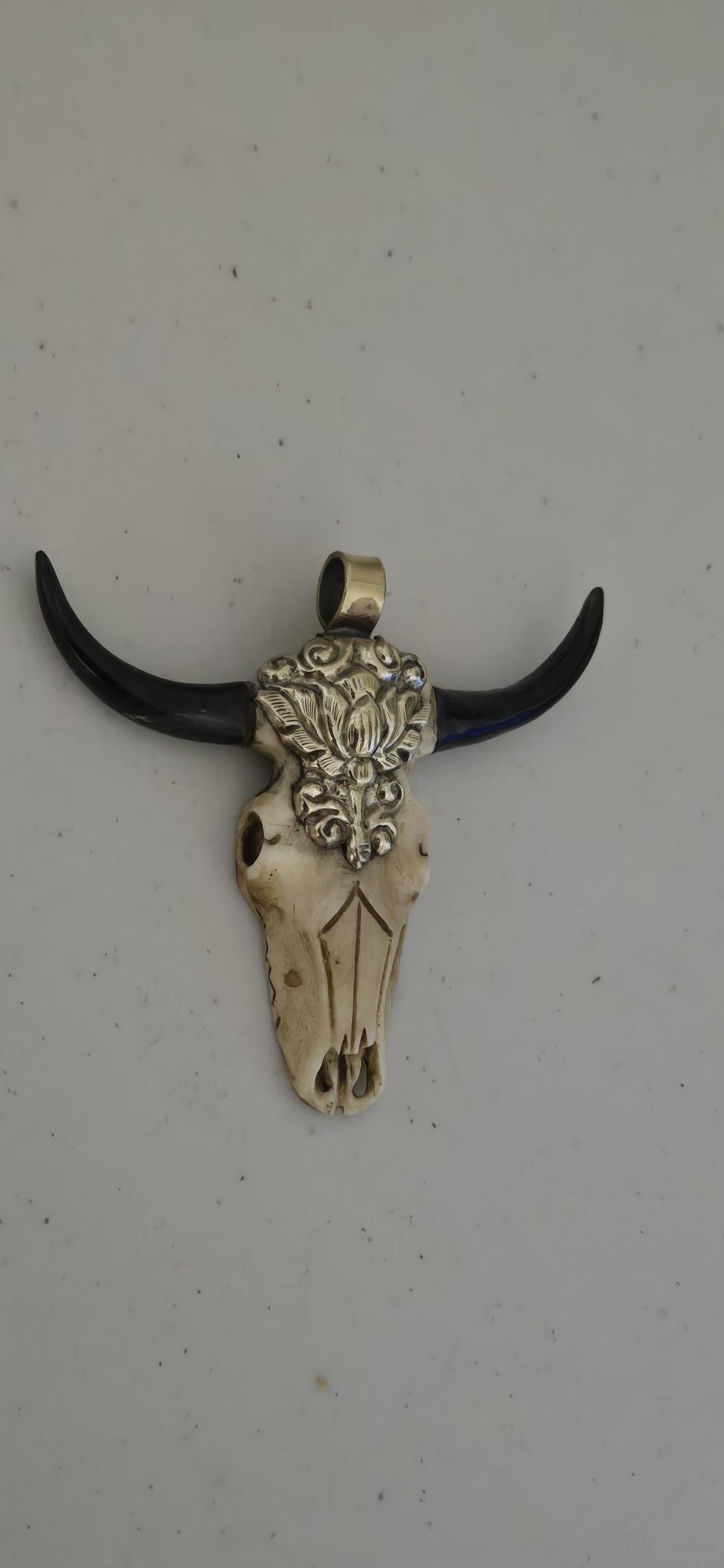 1 Pendant - Large unique gorgeous cattle skull head double horn design recycled cattle bone pendant from Nepal - PB120R