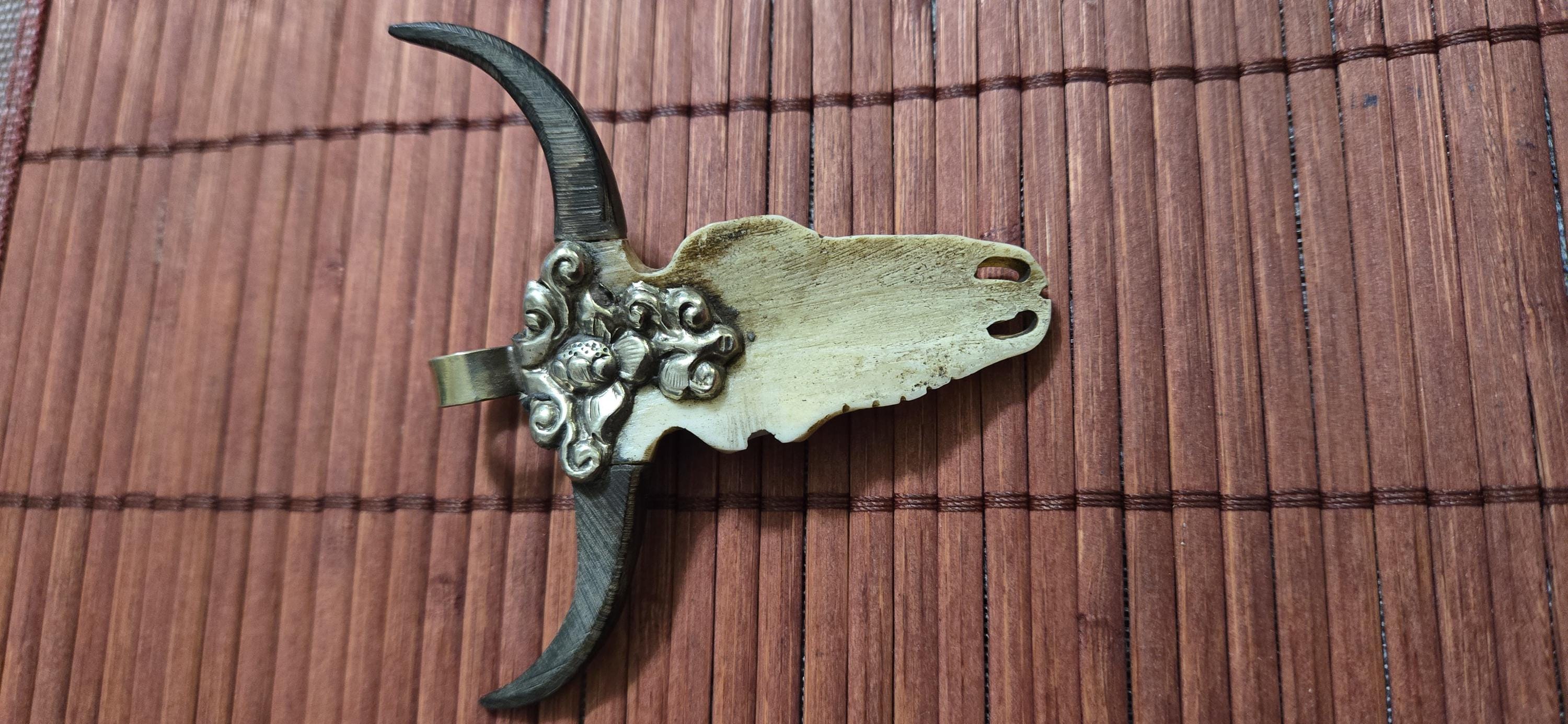 1 Pendant - Large unique gorgeous cattle skull head double horn design recycled cattle bone pendant from Nepal - PB120R